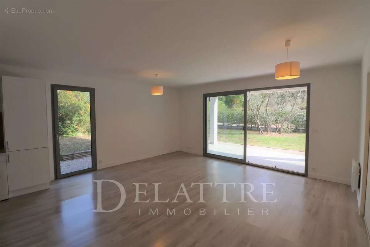 Appartement à ROQUEFORT-LES-PINS
