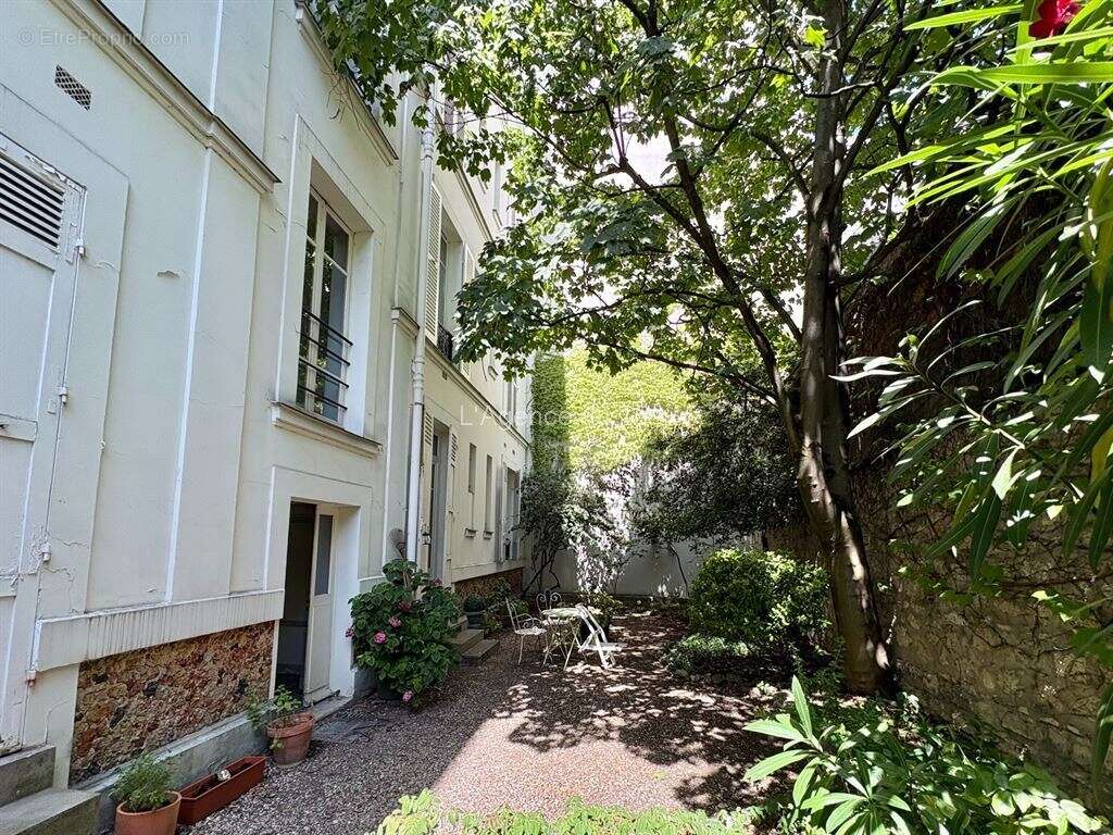 Mairie du xvème / chambre de service / kitchenette et douche / ascenseur principal / jardin commun / - photo 8