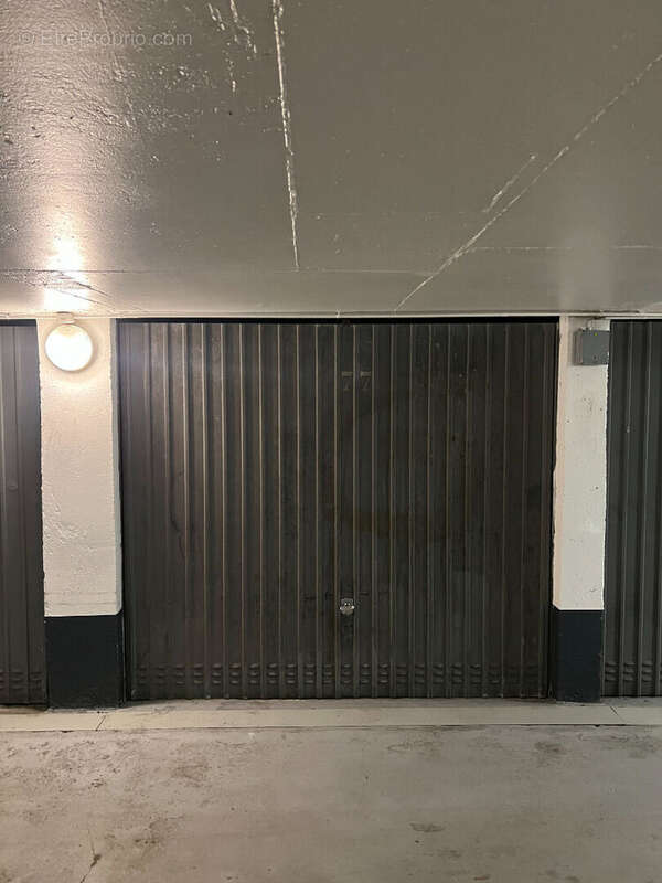 Parking à PARIS-4E
