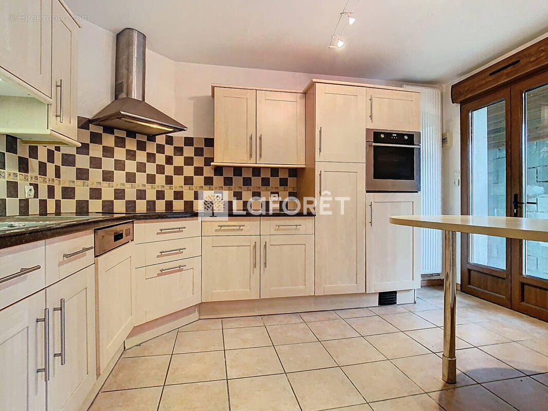 Maison à SAINT-REMY-EN-BOUZEMONT-SAINT-GENEST-ET-ISSON