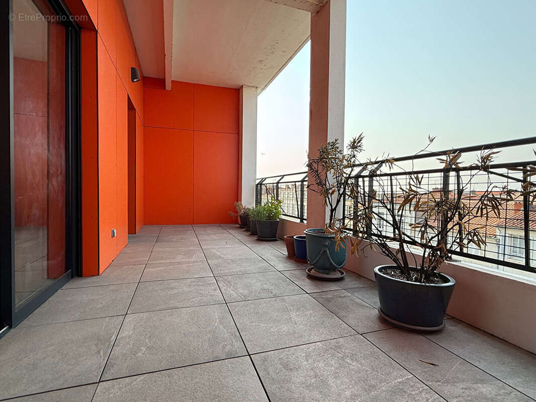 Exceptionnel en plein centre-ville - Appartement avec ascenseur et terrasse de  64 m2 - photo 3