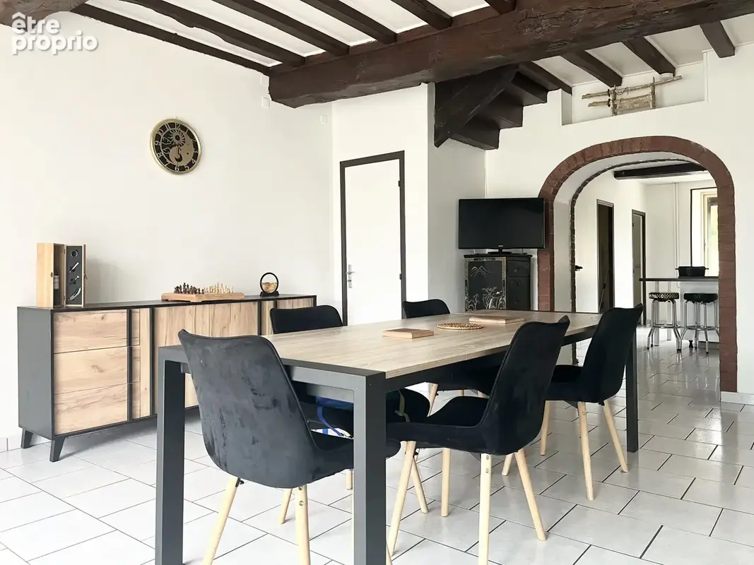 Salle à manger ouverte sur la cuisine &amp; la véranda - Maison à CLIRON
