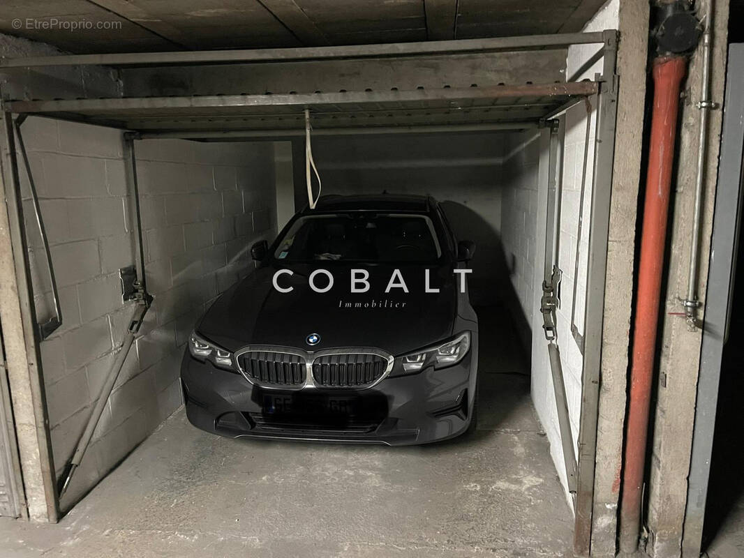 Parking à PARIS-18E
