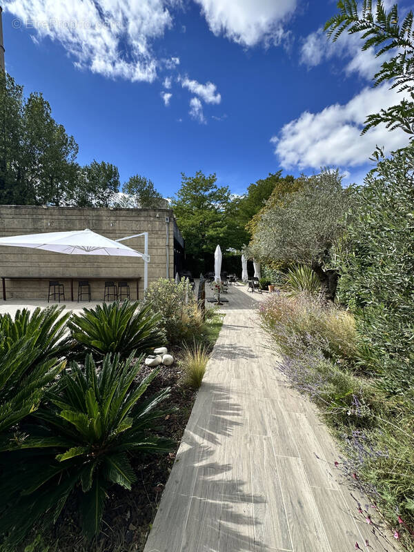 Commerce à MEYREUIL