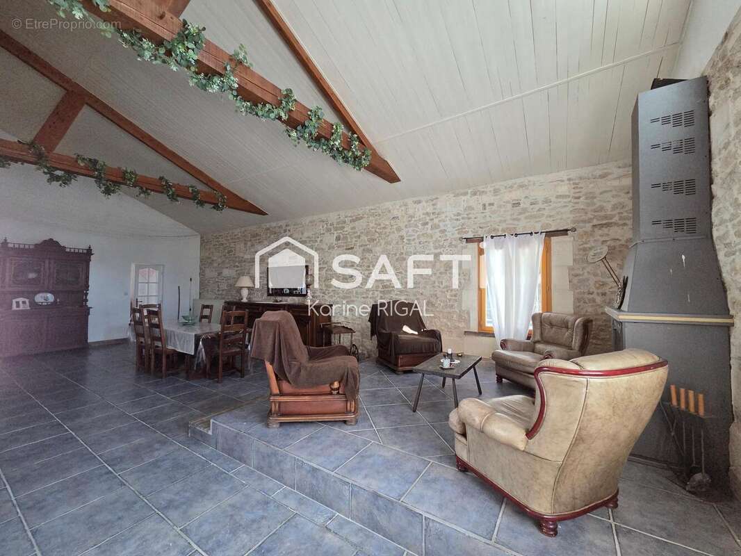 Maison 340 m² à Reignac  - photo 7