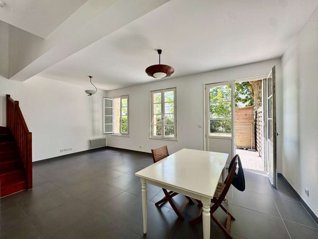 Pierre de taille - 3 chambres - jardin - 2 stationnements et cave - photo 3