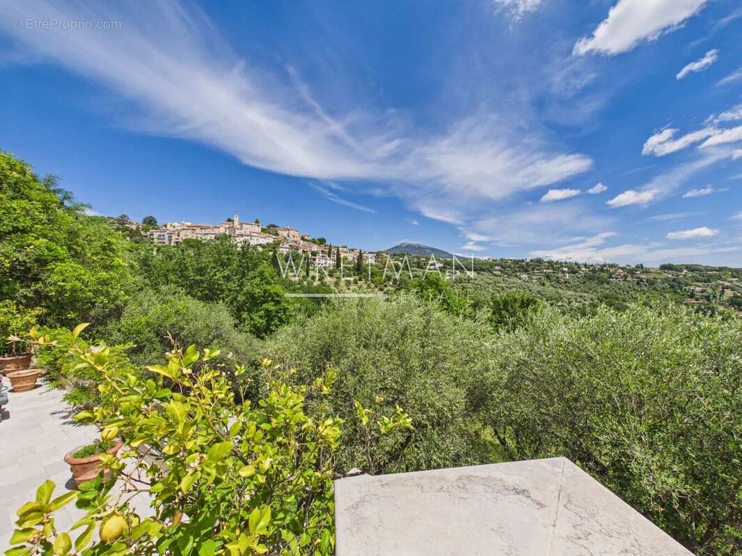 Maison à CHATEAUNEUF-GRASSE