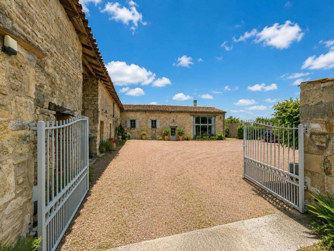 Élégant Corps de ferme de 4 Chambres avec Piscine et Court d - photo 2