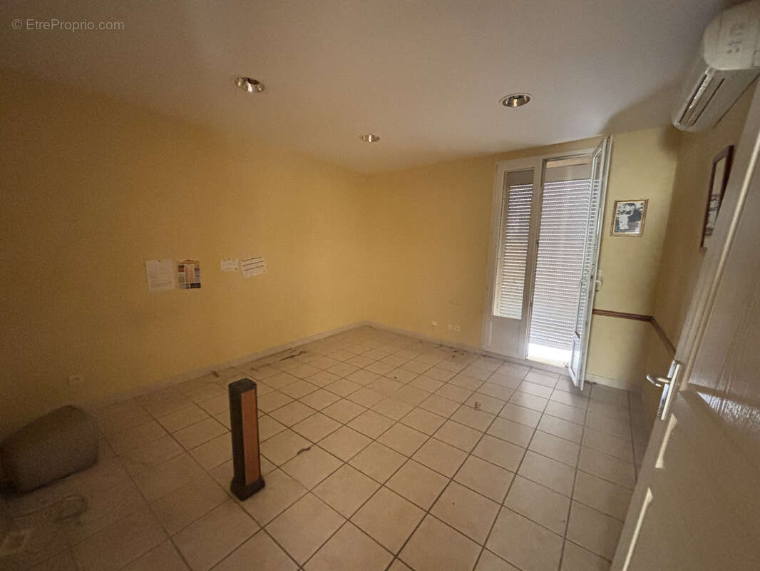 Cazouls ! local commercial de 75 m2 libre avec 2 cours privatives - photo 6