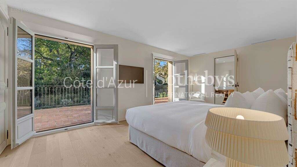 Saint-Tropez : Ensemble de deux villas avec piscines à vendre à proximité du centre - photo 17