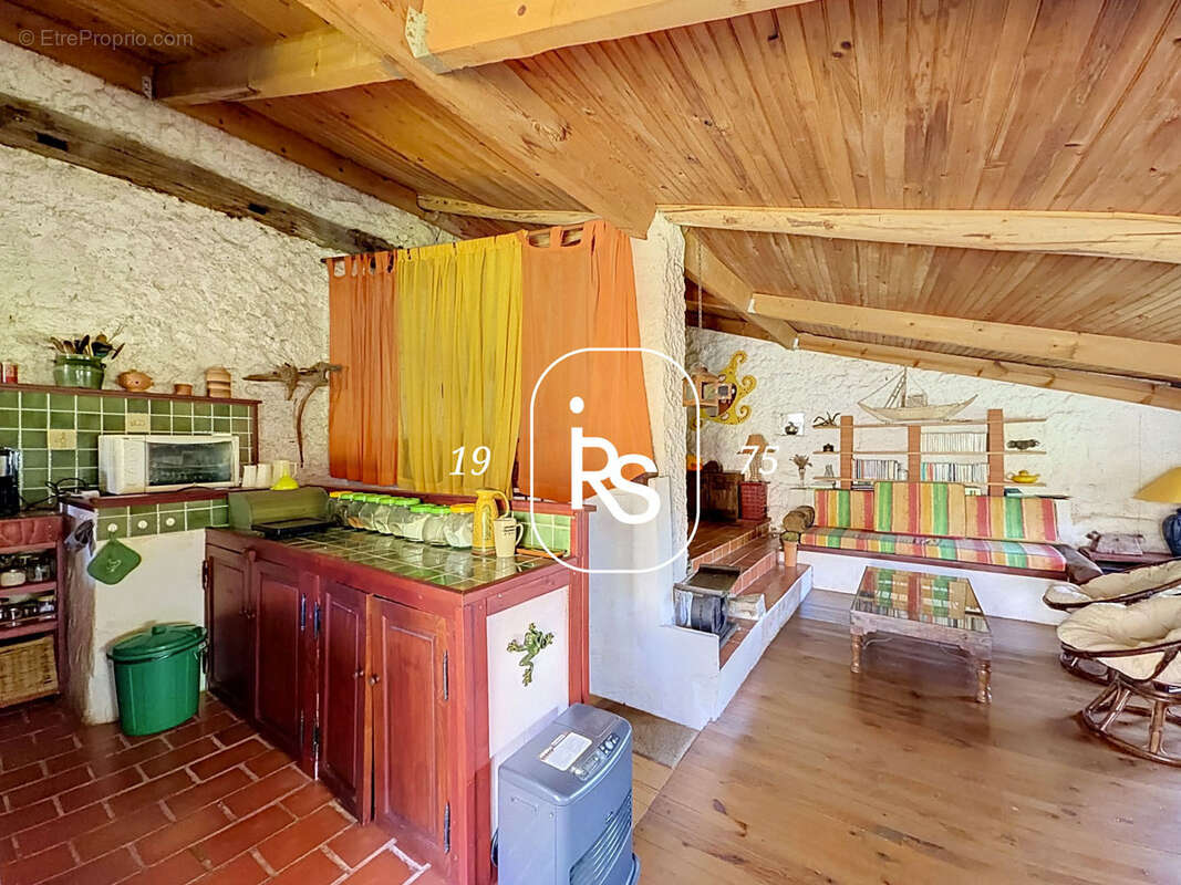 Maison de hameau en pierre de 72 m2 avec une terrain arboré de 810 m2 - photo 7