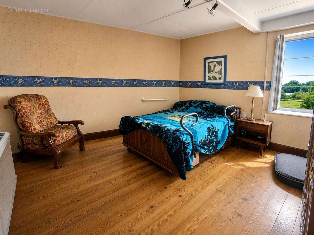 Maison de 130,94 m² à rénover avec dépendances et jardin - photo 6