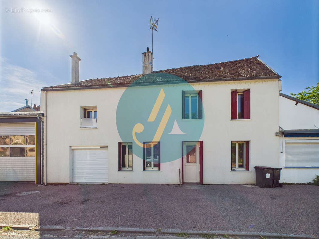 Maison à SAINT-AMAND-EN-PUISAYE