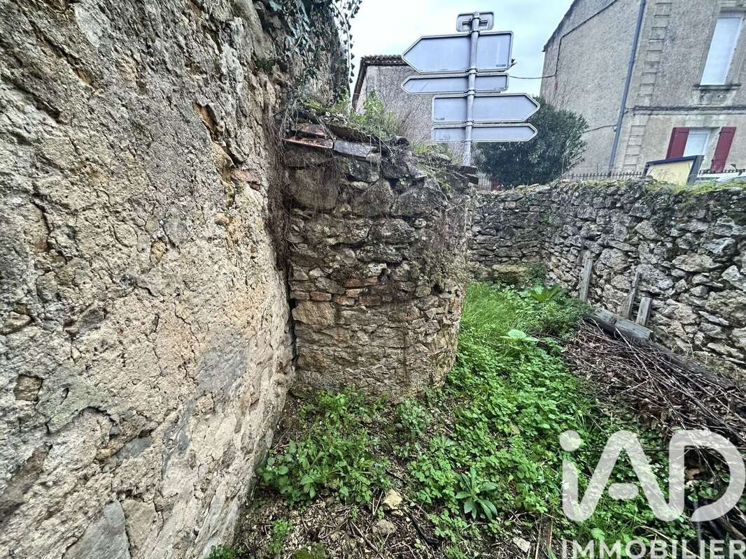 Photo 2 - Parking à ILLATS