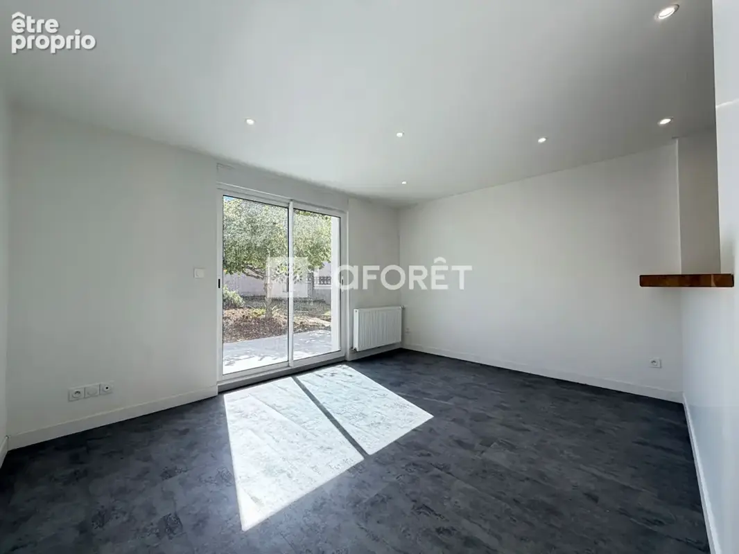 Maison rénovée de 115 m², 4 chambres, sous-sol total et jardin arboré - photo 5