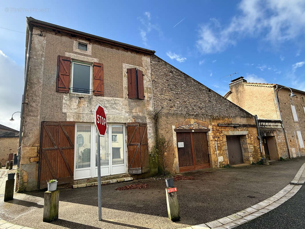 Maison à BLANQUEFORT-SUR-BRIOLANCE