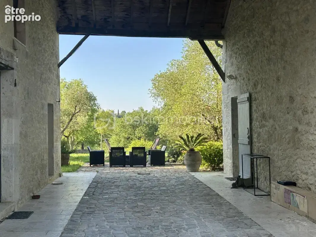 Magnifique propriete en pierres - vue - calme - gites - dependances - source - etang - photo 3