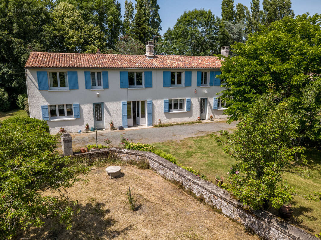 Maison à NIEUL-LES-SAINTES