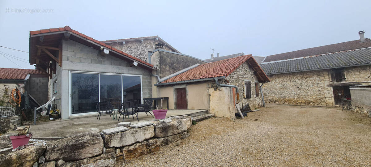 Maison à JUJURIEUX