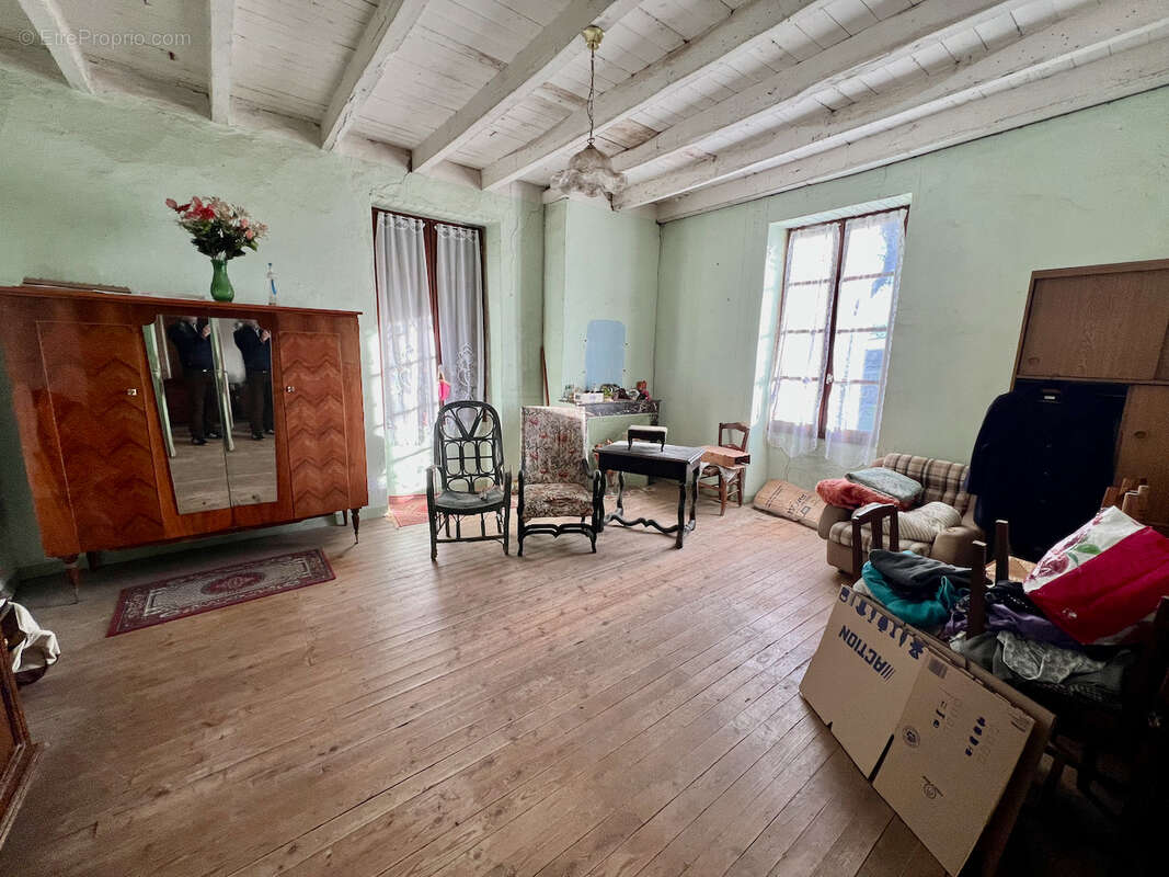 Propriété en pierres avec vue panoramique d'environ 186m2 avec grange de 440 m² et dépendances. Campagne du Lot-et-Garonne. Au c - photo 8