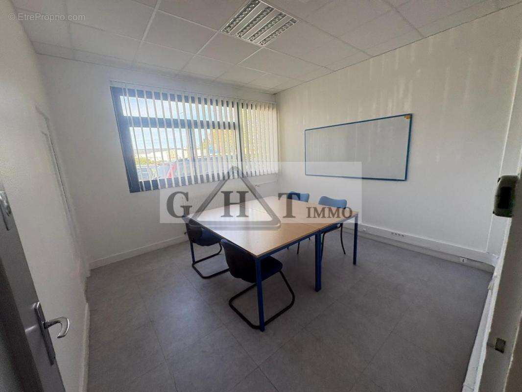 Commerce à VAUX-LE-PENIL