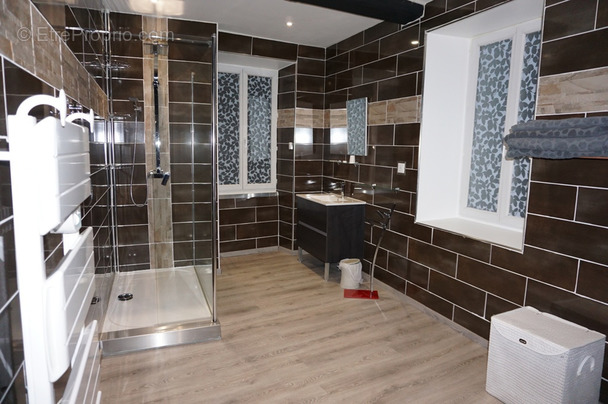 Commerce à PARAY-LE-MONIAL