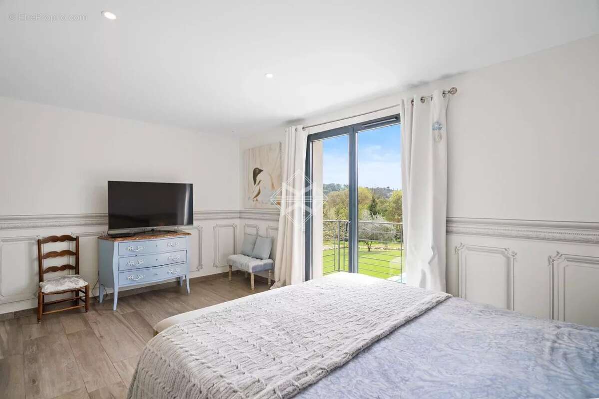 Maison à CHATEAUNEUF-GRASSE