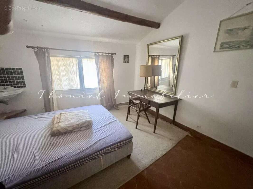 À vendre dans le village de Grimaud : Ensemble de deux maisons de village à rénover, avec terrasses et jardinet - photo 8
