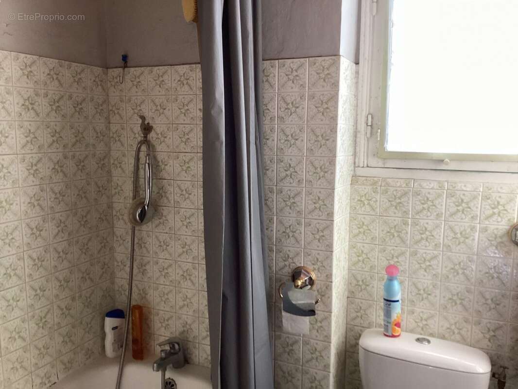 SALLE DE BAINS AVEC WC - Maison à LE VERDON-SUR-MER