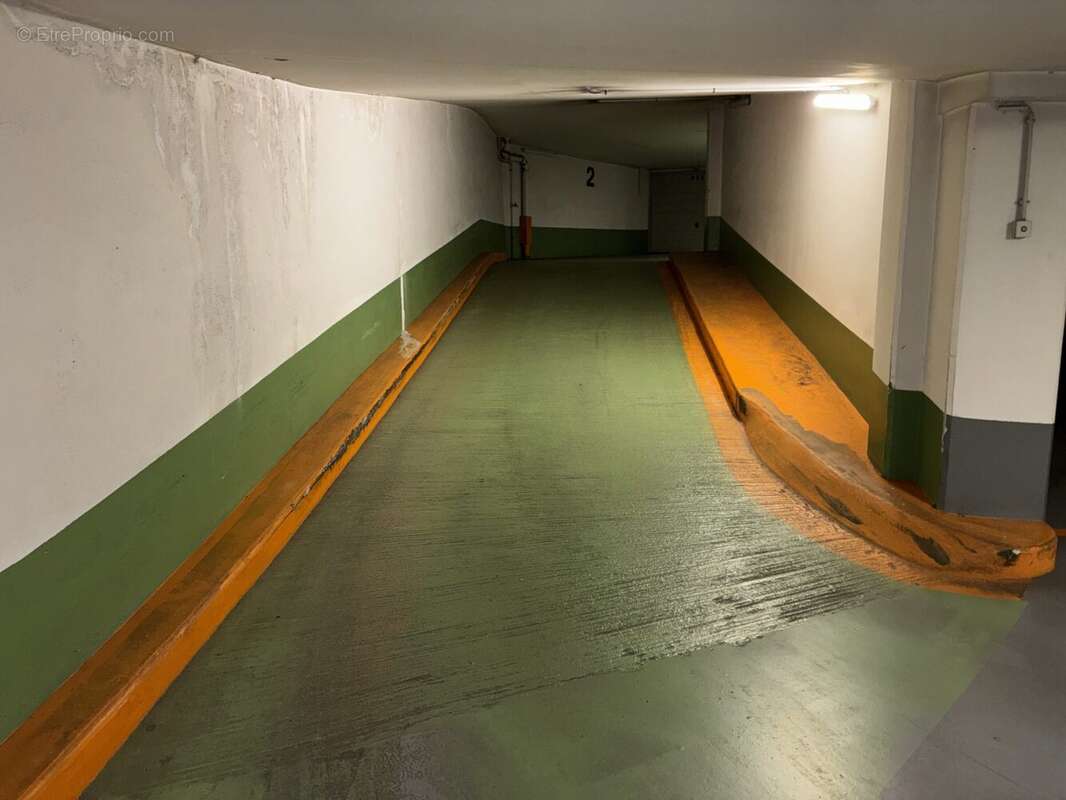Parking à PARIS-8E