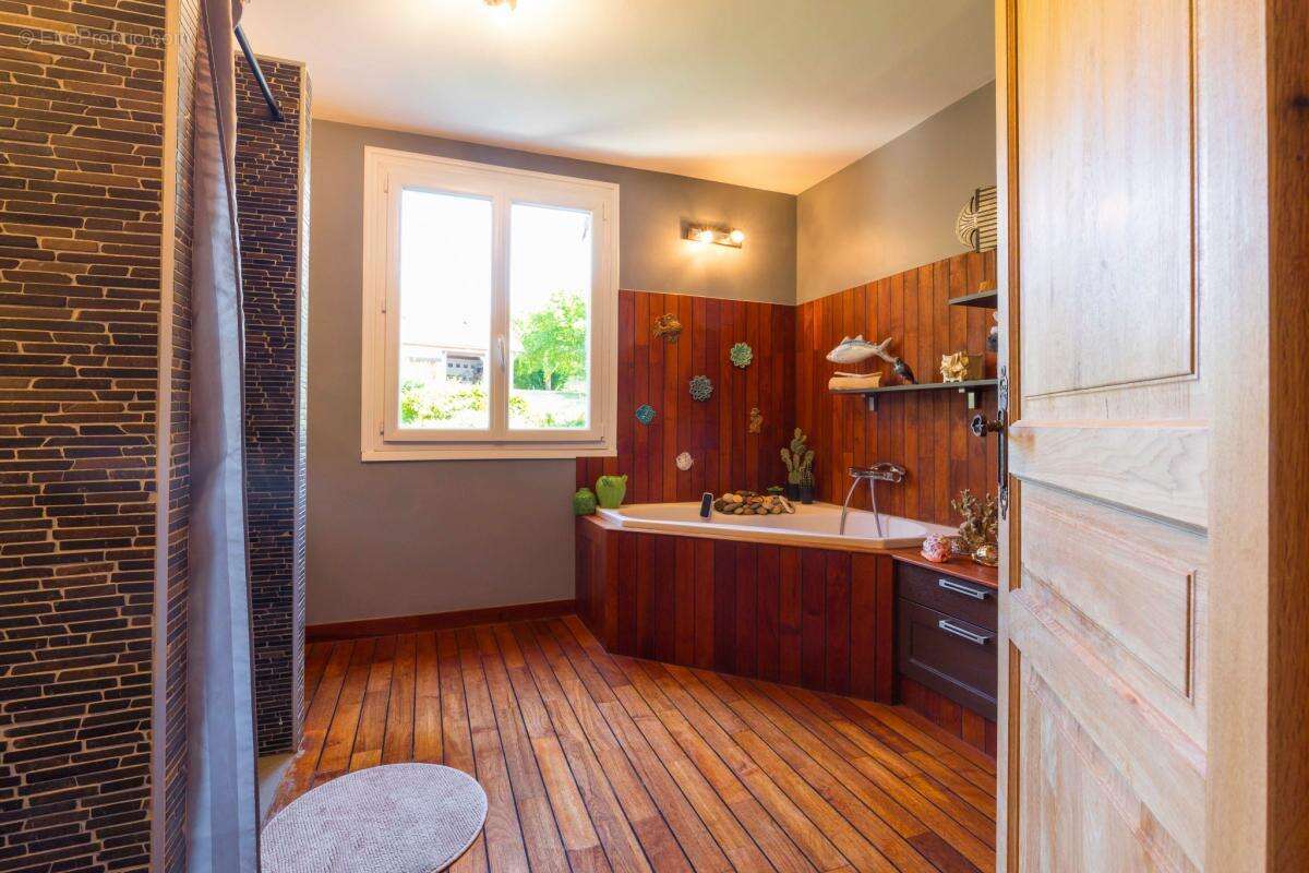 Maison à MIREBEAU-SUR-BEZE