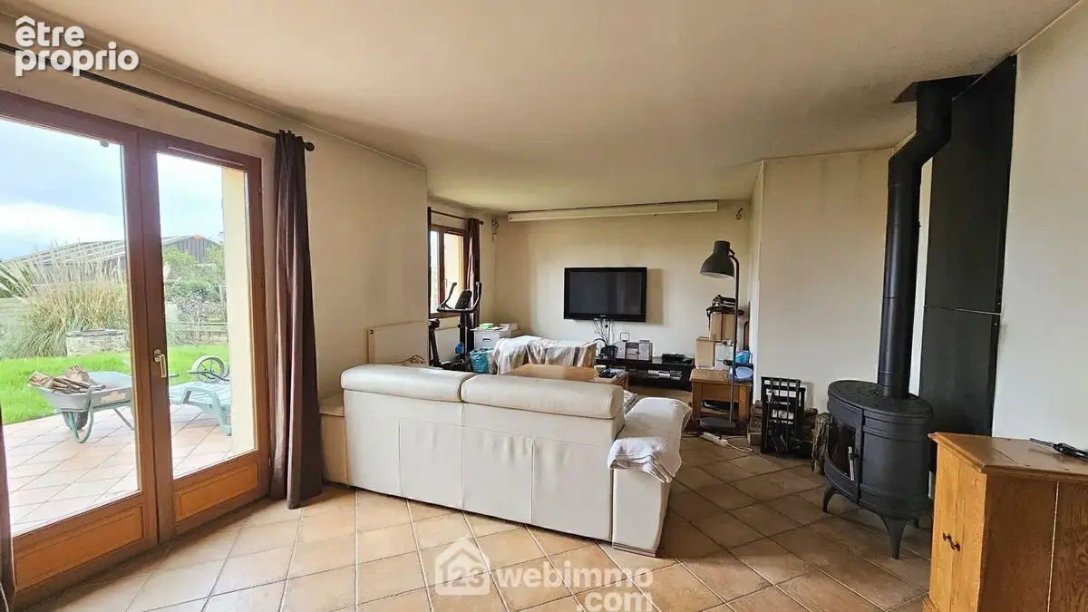 Voici le séjour très lumineux.