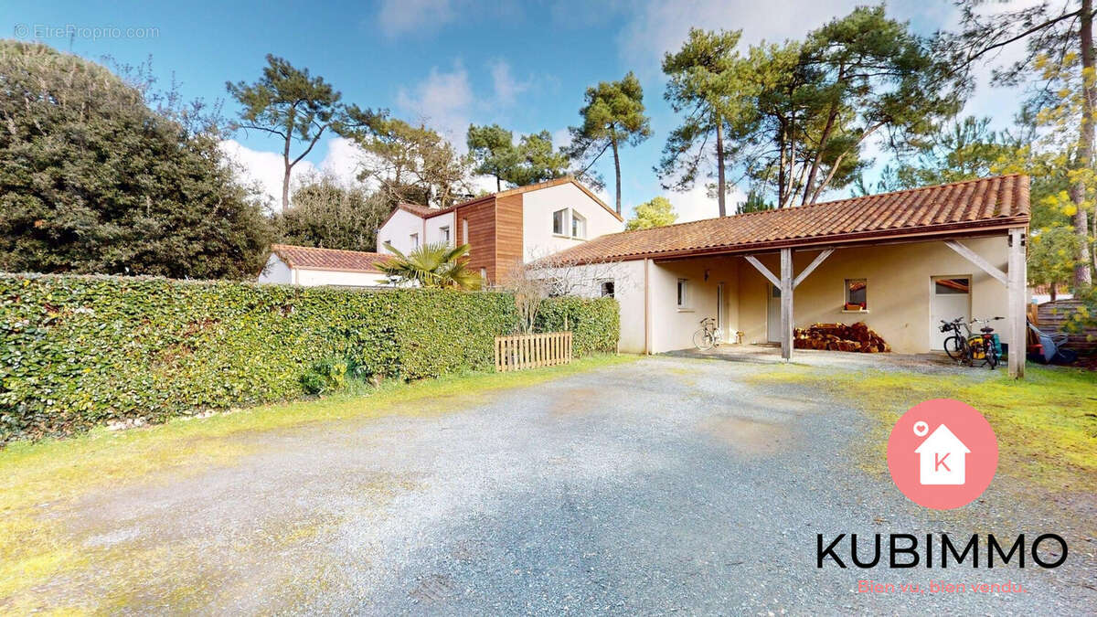 Stationnements et Carport - Maison à LONGEVILLE-SUR-MER
