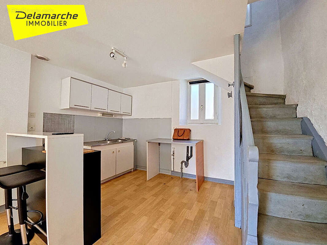 A vendre immeuble Brehal local commercial + appartement - photo 2
