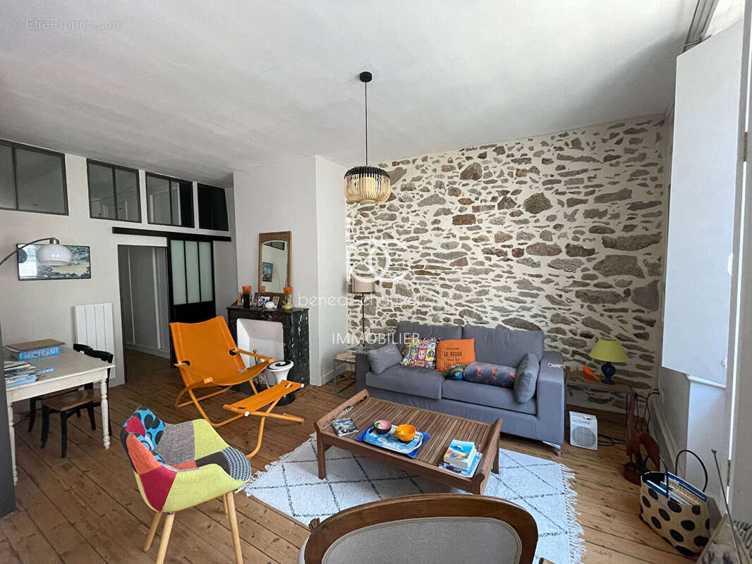 Vannes Centre Historique - Superbe T3 de 74.19 m² (77.28 m² au sol) à deux pas du Port - photo 2