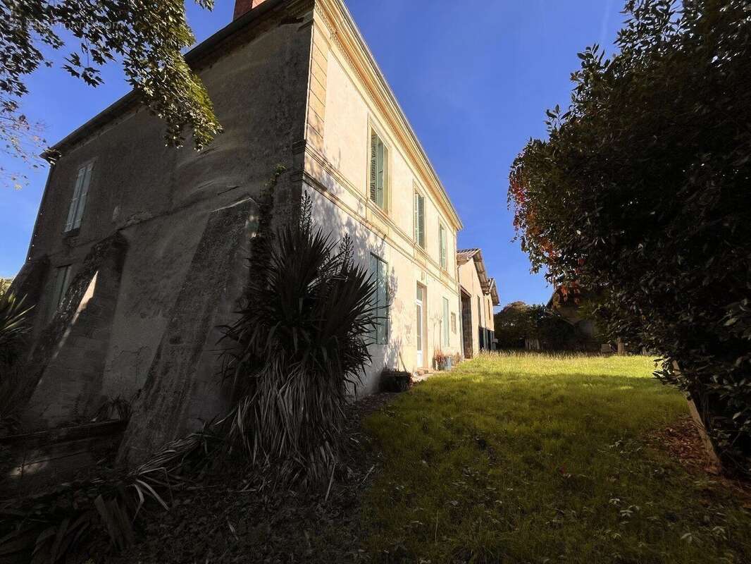 Maison de Maître, dépendances et terrain agricole - photo 16