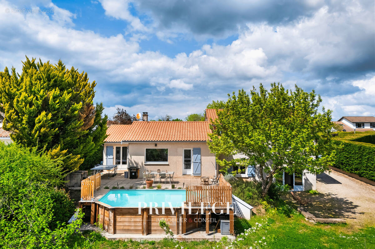 Maison à SAINT-GENIS-LES-OLLIERES