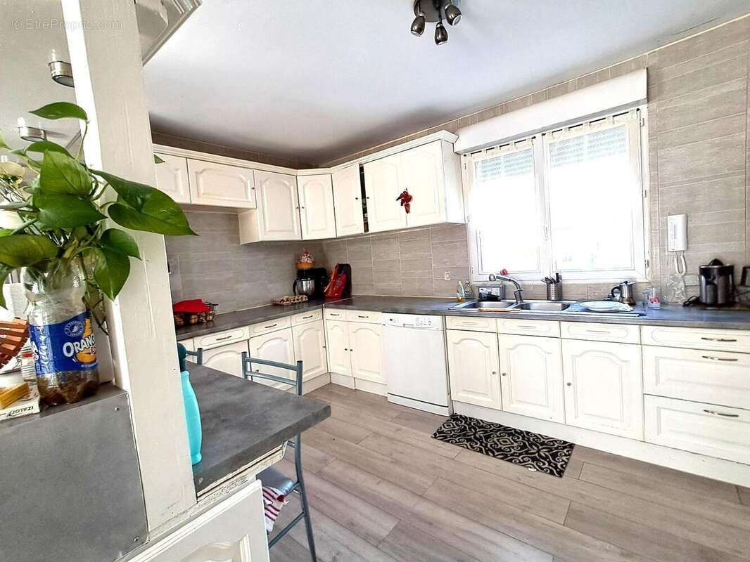 Maison 185 m² à Decines-Charpieu  - photo 3