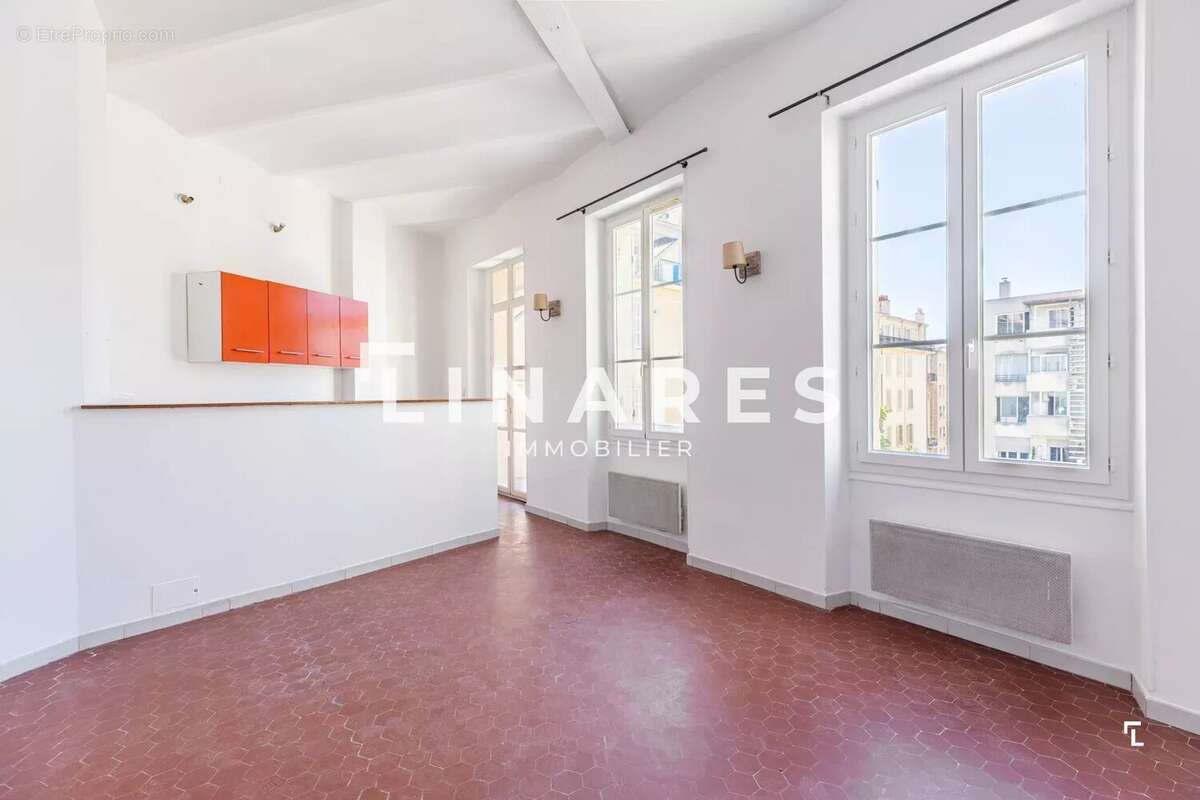 À DEUX PAS DU PORT - Appartement T3 de 52m2 - 13002 Hôtel-de-Ville - photo 6
