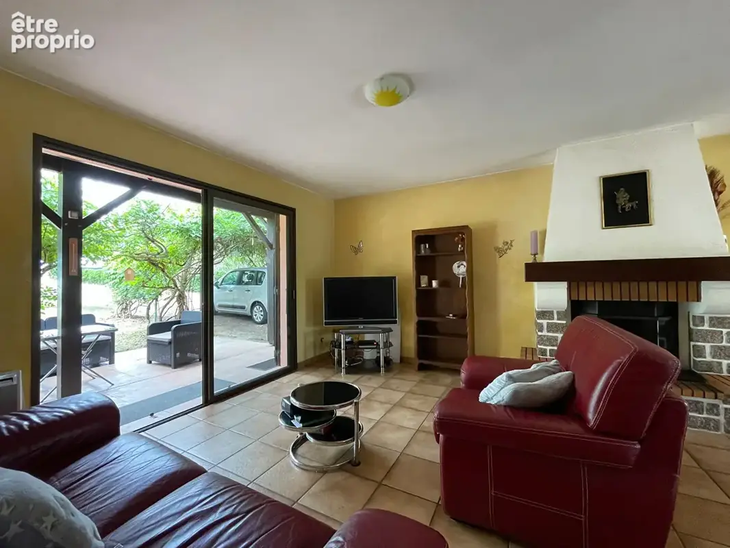 LOUPES - Maison de 108m² de plain-pied avec piscine, garage et terrain d'environ 2 100m² - photo 5