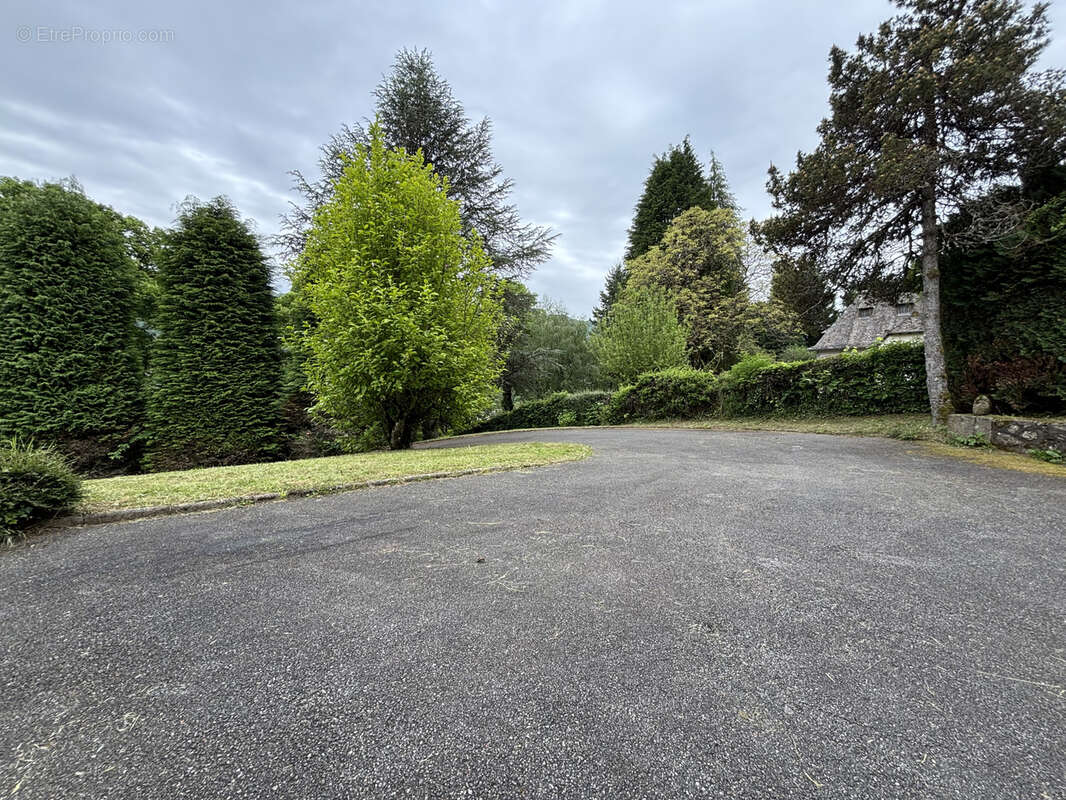 Maison à VIC-SUR-CERE