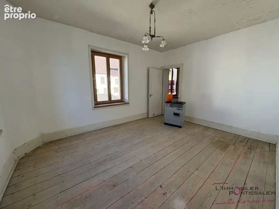 Frasne : maison individuelle offrant de beaux volumes, fort potentiel, garage - photo 4