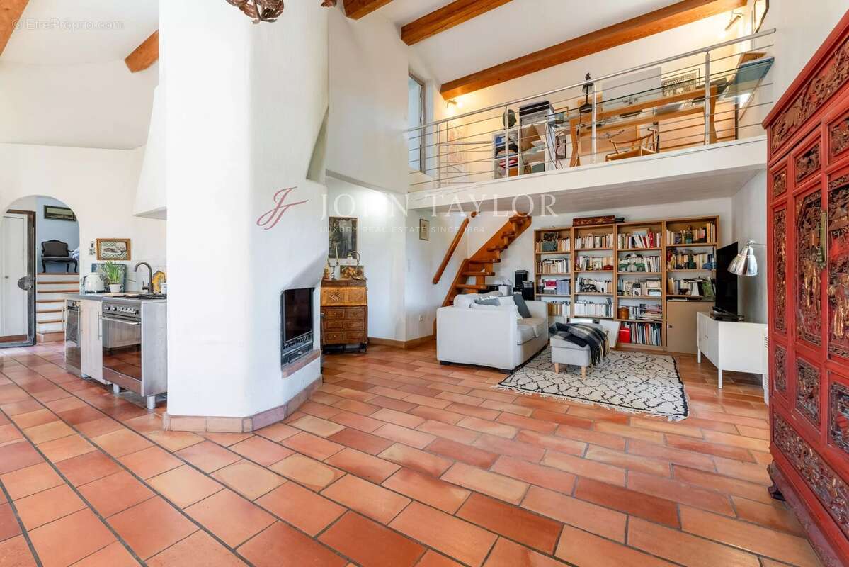 Maison de charme à vendre à Saint-Antoine – Grand terrain arboré de 2000 m² – Piscine – Studio indépendant - photo 8