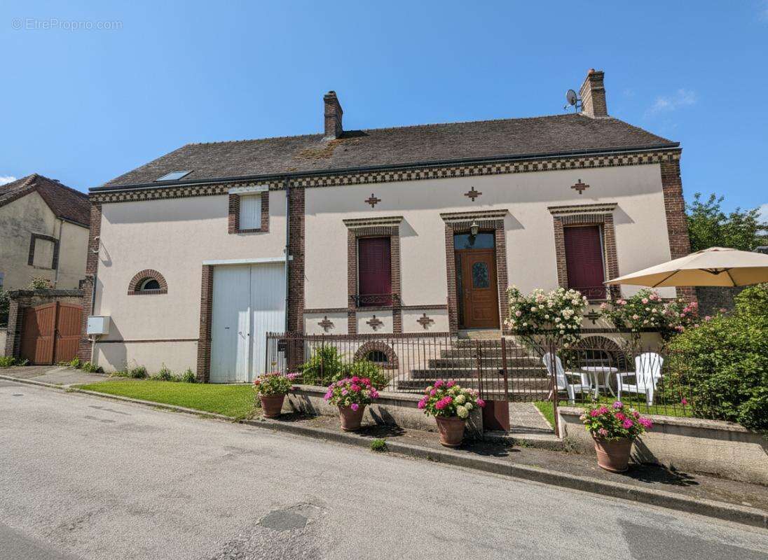 Maison bourgeoise 170m2 5 chambres Terrain 2 217m2 - photo 2