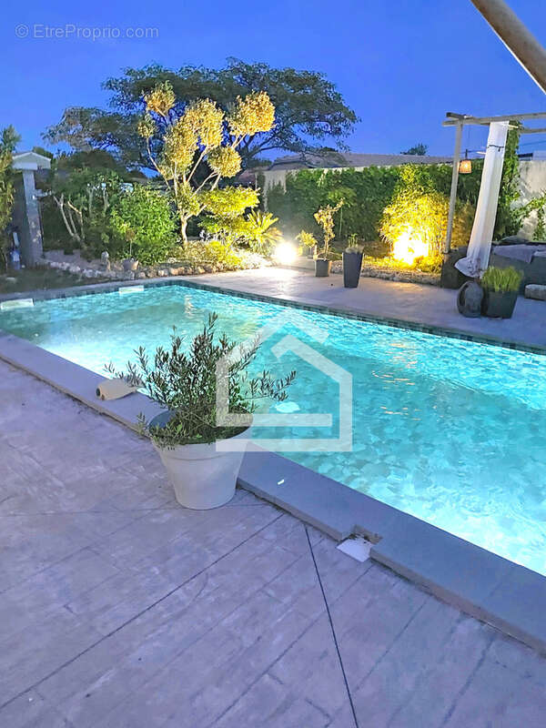 Maison familiale avec piscine et jardin paysager. - photo 5