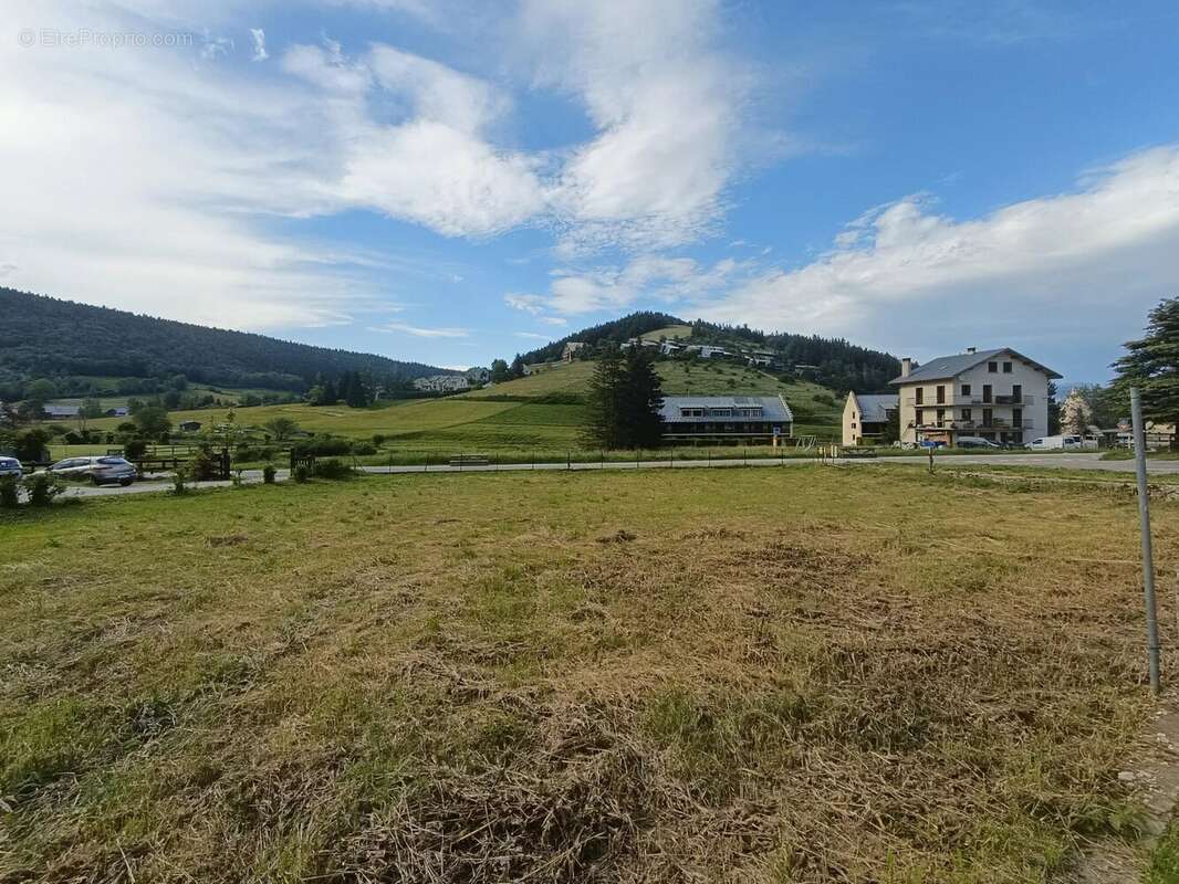 Beau terrain plat avec réseaux en bordure ,situé à Corrençon en Vercors . Tous commerces et services accessibles à pieds . - photo 4