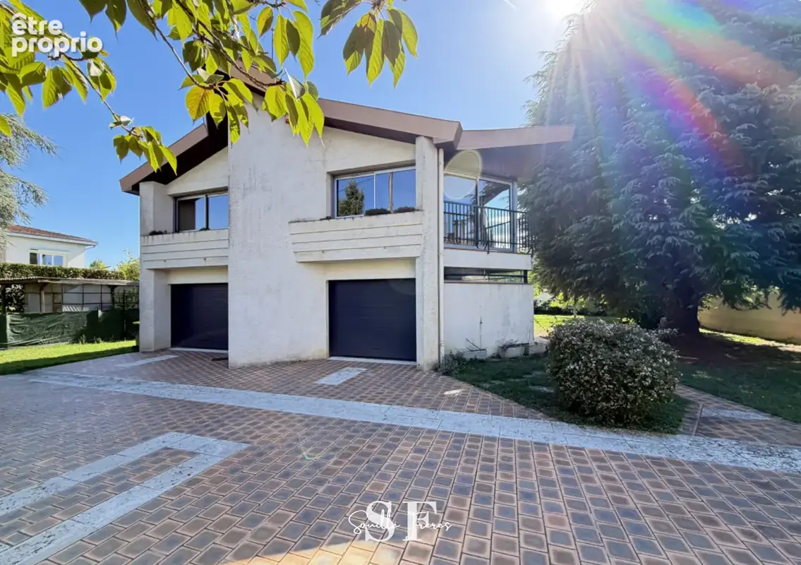 Agen - villa d architecte avec double garage et jardin. - photo 2