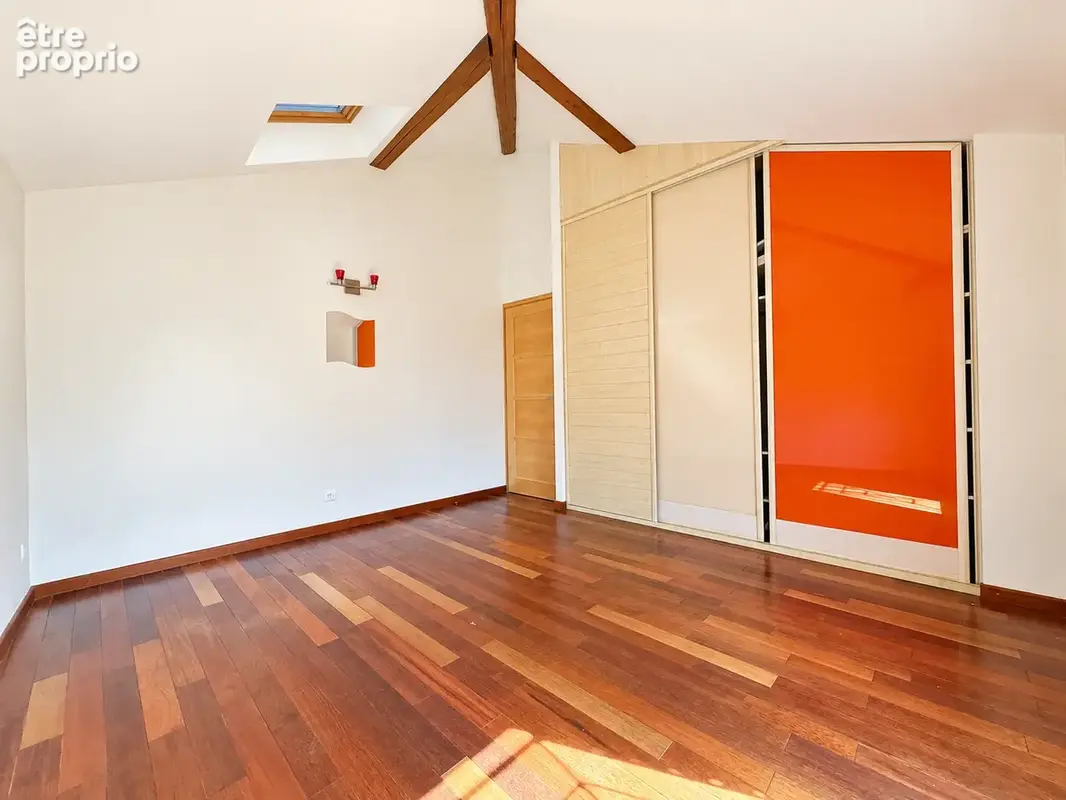 Immeuble entièrement rénové - Centre MACLAS - locaux professionnels + 2 grand appartements avec annexes et ext - photo 10
