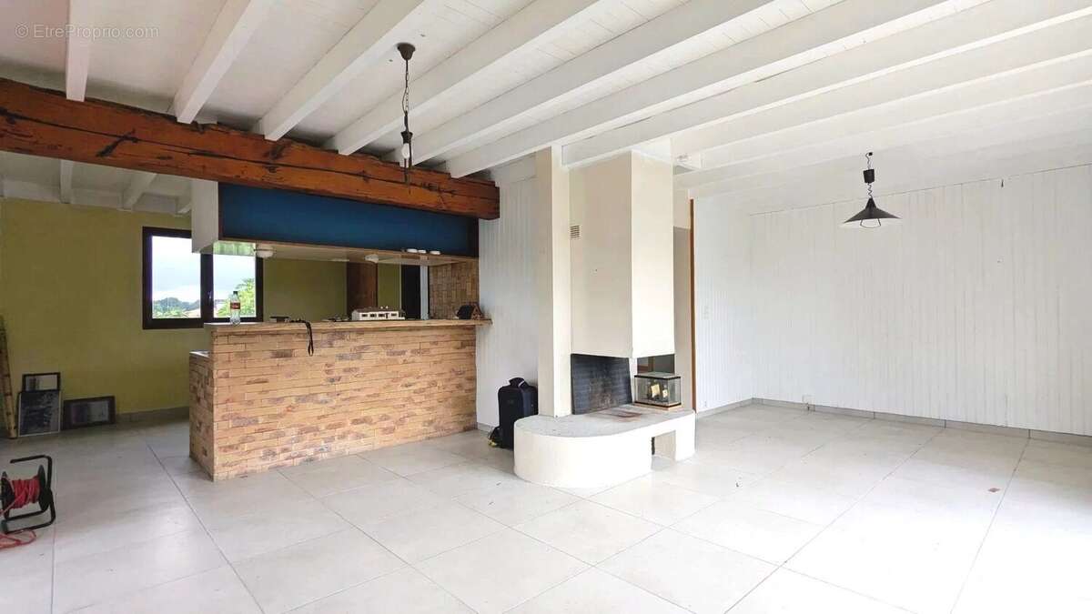 cuisine ouverte sur salle à manger et salon - Maison à FOULAYRONNES