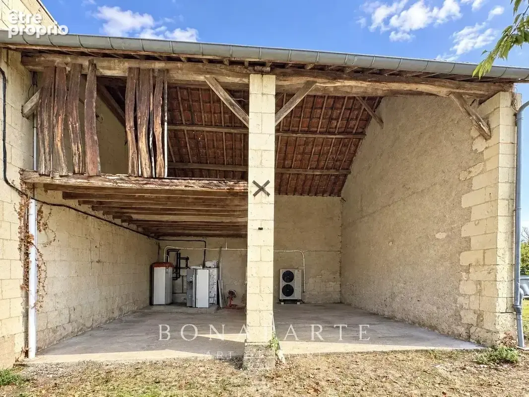 Chacé - Maison de caractère en tuffeau – Terrain d’environ 3 000 m² – Dépendances - photo 4